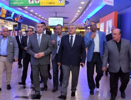 وزير الطيران يتابع حركة التشغيل بمطار القاهرة ويهنئ العاملين والمسافرين بالعيد