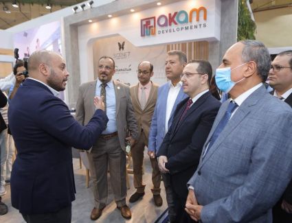 نائب وزير الإسكان وقيادات مؤسسة الأهرام يشيدون بجناح شركة " اكام " بمعرض " عقارى " 