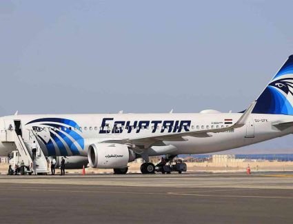 بعد توقف 8 سنوات.. وصول أولى رحلات مصر للطيران مطار معيتيقة 