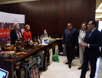 رئيس الوزراء يتفقد معرض "أيادي مصرية" تحت عنوان "بكل فخر صنع فى مصر"