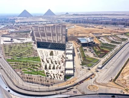 "أحمد عيسي" يتابع مستجدات الأعمال بمنطقة خدمات الزائرين بالمتحف المصري الكبير والموقف التنفيذي للأعمال الأثرية به 