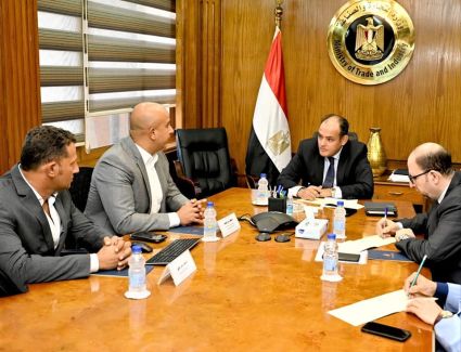 وزير التجارة والصناعة يلتقي بممثلي أول شركة مصرية تعمل في مجال تكنولوجيا تحويل المركبات للعمل بالطاقة الكهربائية