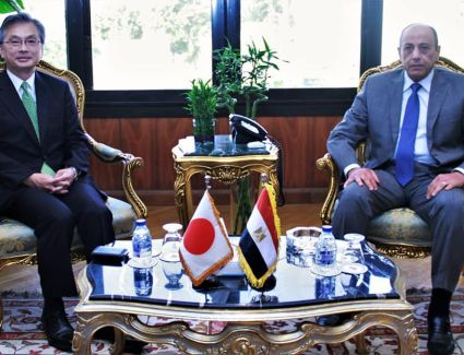 وزير الطيران يبحث مع سفير اليابان بمصر تعزيز التعاون فى مجال النقل الجوي