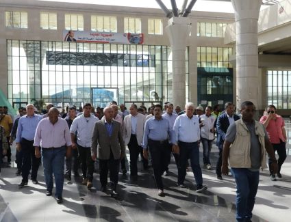 وزير النقل يتفقد محطة عدلي منصور المركزية التبادليه العملاقة ويستقل أحد قطارات LRT