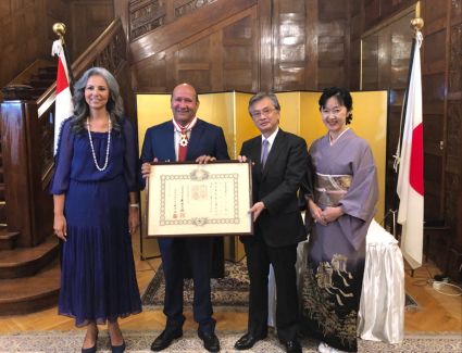 سفارة اليابان تمنح السفير "هشام بدر" وسام الشمس المشرقة نجم ذهبي وفضي