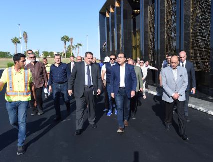 رئيس الوزراء يتفقد مشروعات التطوير بمطار شرم الشيخ الدولي