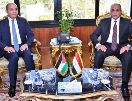 وزير الطيران يبحث مع السفير الأردنى بالقاهرة تعزيز التعاون فى مجال النقل الجوي