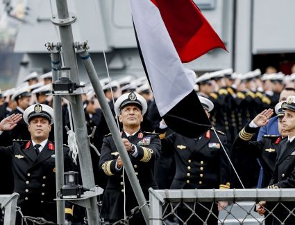 عاجل: قائد القوات البحرية يرفع العلم المصرى على الفرقاطة " العزيز " طراز (MEKO - A200) 