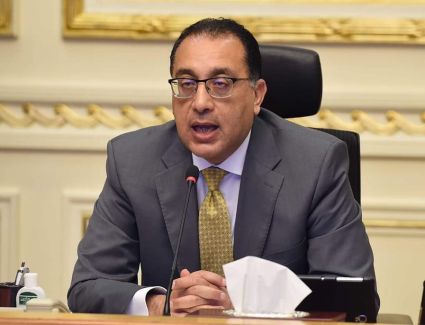 مدبولي يستعرض تقريرًا لوزيرة الثقافة عن تخريج الدفعتين الثانية والثالثة من مبادرة "صنايعية مصر"