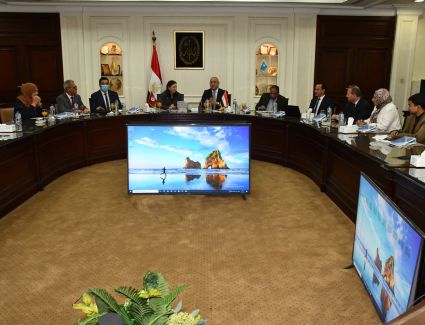 وزير الإسكان يلتقى نظيرته التونسية لعرض التجربة المصرية فى الإسكان وإنشاء المدن الجديدة