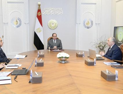 الرئيس السيسي يجتمع مع رئيس الوزراء وعدد من المسئولين