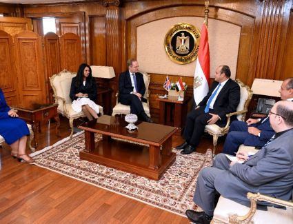 وزير التجارة والصناعة يبحث مع سفير بريطانيا بالقاهرة تعزيز علاقات الشراكة الاستراتيجية بين البلدين