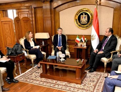 وزير التجارة والصناعة يبحث مع سفير إيطاليا بالقاهرة تنمية العلاقات بين البلدين 