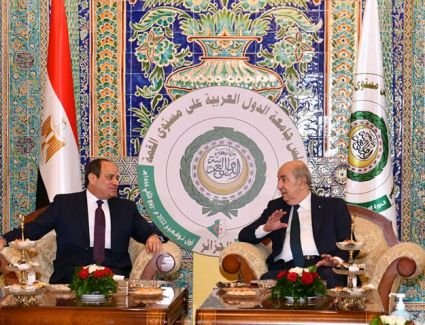 الرئيس السيسي يلتقي الرئيس الجزائري على هامش مشاركة سيادته في القمة العربية في الجزائر
