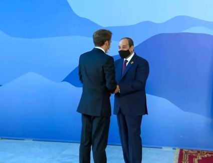 الرئيس السيسي يستقبل الرئيس الفرنسي إيمانويل ماكرون في مقر انعقاد قمة المناخ بشرم الشيخ