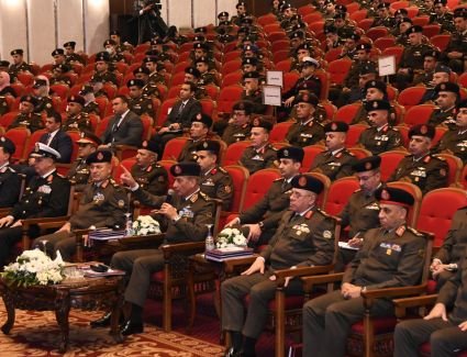 وزير الدفاع  يشهد مناقشة البحث الرئيسى لإدارة الشئون المعنوية للقوات المسلحة