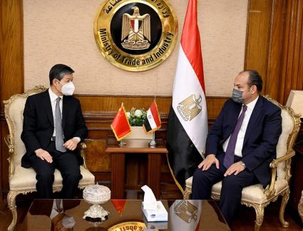 وزير الصناعة يبحث مع السفير الصيني بالقاهرة تعزيز التعاون الاقتصادي بين البلدين 