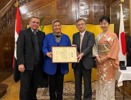 تتويج مدربة الإيكيبانا "منى اللبان" بشهادة تقدير وزير الخارجية الياباني