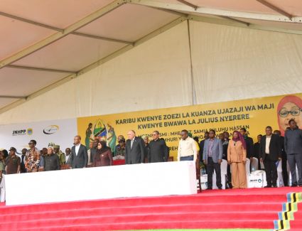 رئيسة جمهورية تنزانيا المتحدة تعطى الإشارة ببدء الملء الأول لخزان مياه مشروع سد ومحطة "جوليوس نيريرى" الكهرومائية على نهر روفيجى