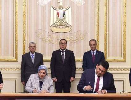 رئيس الوزراء يشهد توقيع بروتوكول تعاون  بين " المصرية للاتصالات" و"المصرية لنقل الكهرباء"