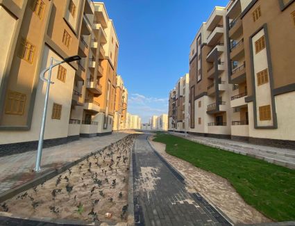 وزير الإسكان يستعرض الموقف التنفيذي للمشروعات السكنية والمرافق بمدينة  " العبور الجديدة "