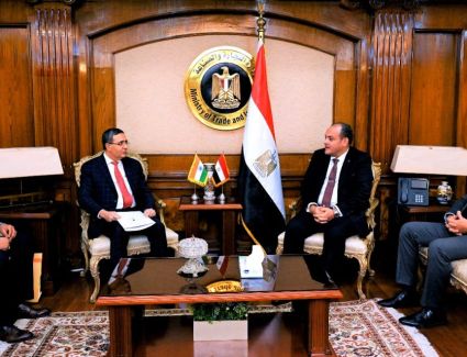 وزير التجارة والصناعة يبحث مع السفير الهندي بالقاهرة سبل التعاون بين البلدين