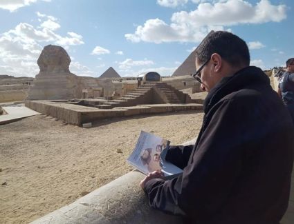 الكاتب والصحفي الفرنسي رولان لومبارتي يزور منطقة أهرامات الجيزة 