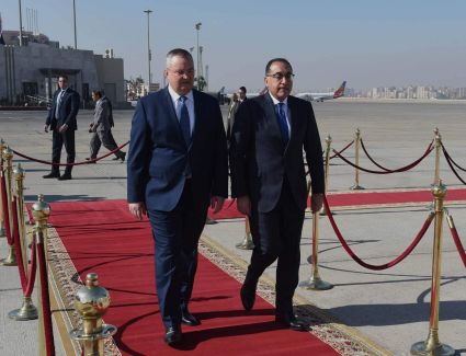 رئيس الوزراء يستقبل نظيره الروماني بمطار القاهرة