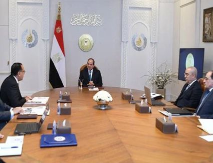 الرئيس السيسي يجتمع برئيس مجلس الوزراء وعدد من المسئولين