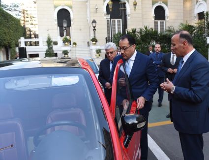 رئيس الوزراء يعقد اجتماعاً لاستعراض مشروع "تصنيع سيارة كهربائية مصرية" 