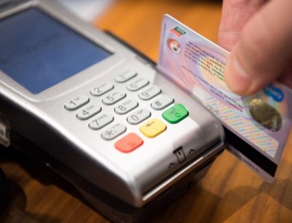 البنك المركزي المصرى : توزيع 100 ألف ماكينة دفع إلكتروني POS مجاناً على المتاجر