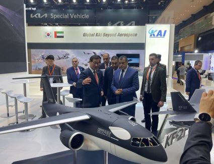 وزير الإنتاج الحربى يتفقد أجنحة عدد من الشركات المشاركة في معرض  الدفاع الدولي "IDEX 2023"