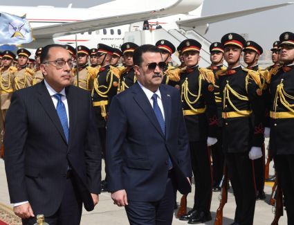 عاجل: رئيس الوزراء يستقبل نظيره العراقي بمطار القاهرة