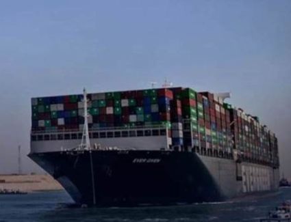 عاجل: قناة السويس تنجح في تعويم سفينة الحاويات MSC ISTANBUL بواسطة قاطرات الهيئة واستئناف عبورها مرة أخرى
