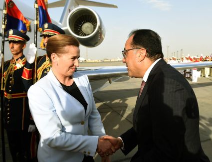 رئيس الوزراء يستقبل رئيسة وزراء الدنمارك بمطار القاهرة