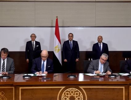 رئيس الوزراء يشهد مراسم توقيع عقدى التزام لمشروعى تطوير ميناءى السخنة والدخيلة