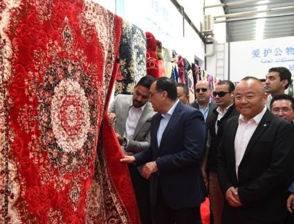 رئيس الوزراء يشهد افتتاح مشروع شركة "إيجيبت فان يانغ" لطباعة وصباغة المنسوجات