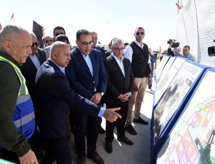 رئيس الوزراء يتفقد مشروع استكمال تطوير ميناء السخنة