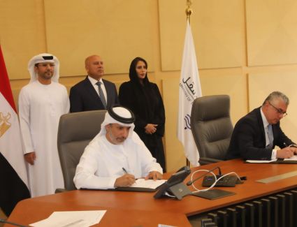 وزير النقل وسفيرة الإمارات بالقاهرة يشهدان توقيع عدد من العقود والاتفاقيات