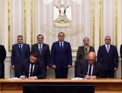 رئيس الوزراء يشهد مراسم توقيع اتفاقية المساهمين بين قناة السويس ومجموعة شركات "V" اليونانية